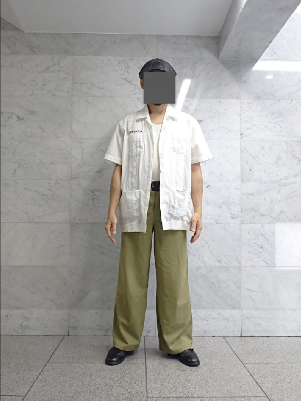 ホワイト系のTシャツ/カットソー、ホワイト系のシャツ/ブラウス、グリーン系のその他パンツを着用したメンズの夏コーディネートの1枚目の写真