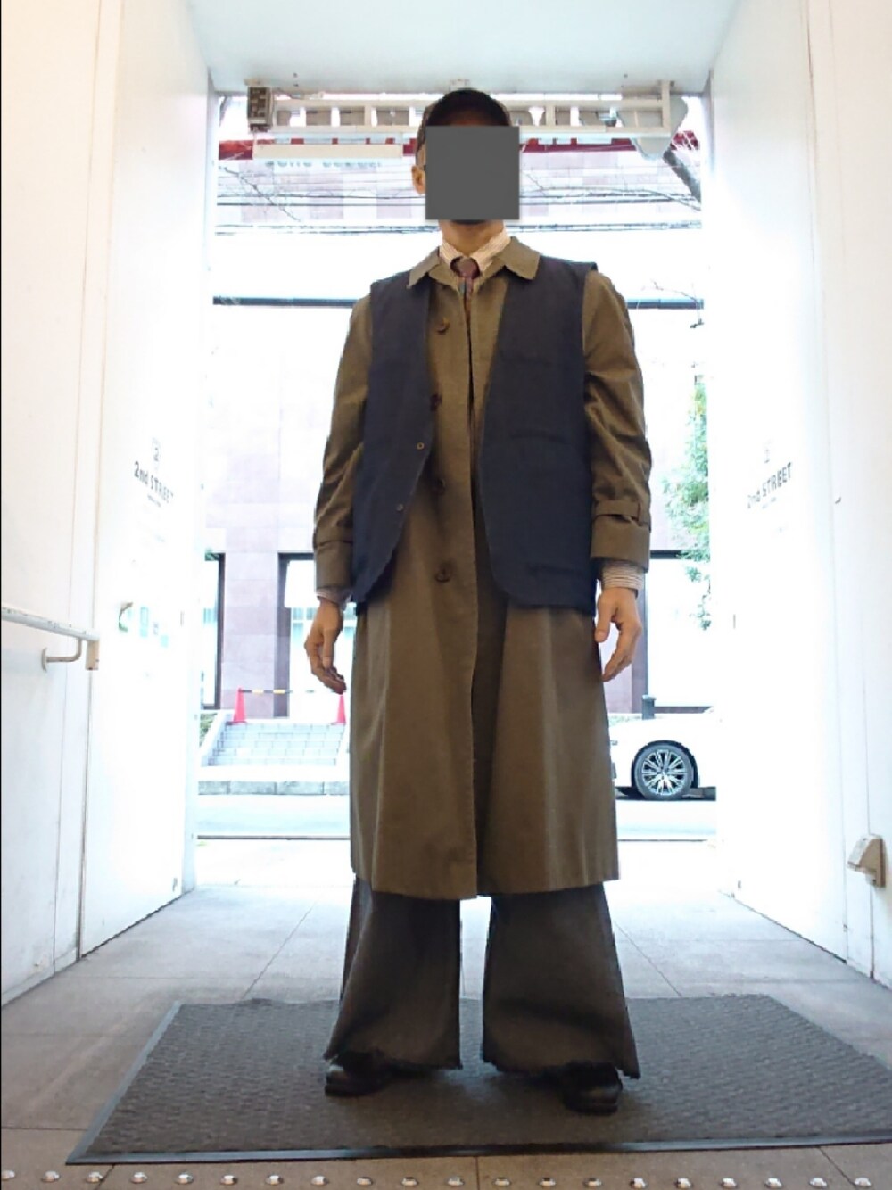 ブルー系のベスト、その他のシャツ/ブラウス、グレー系のステンカラーコートを着用したメンズの冬コーディネートの1枚目の写真