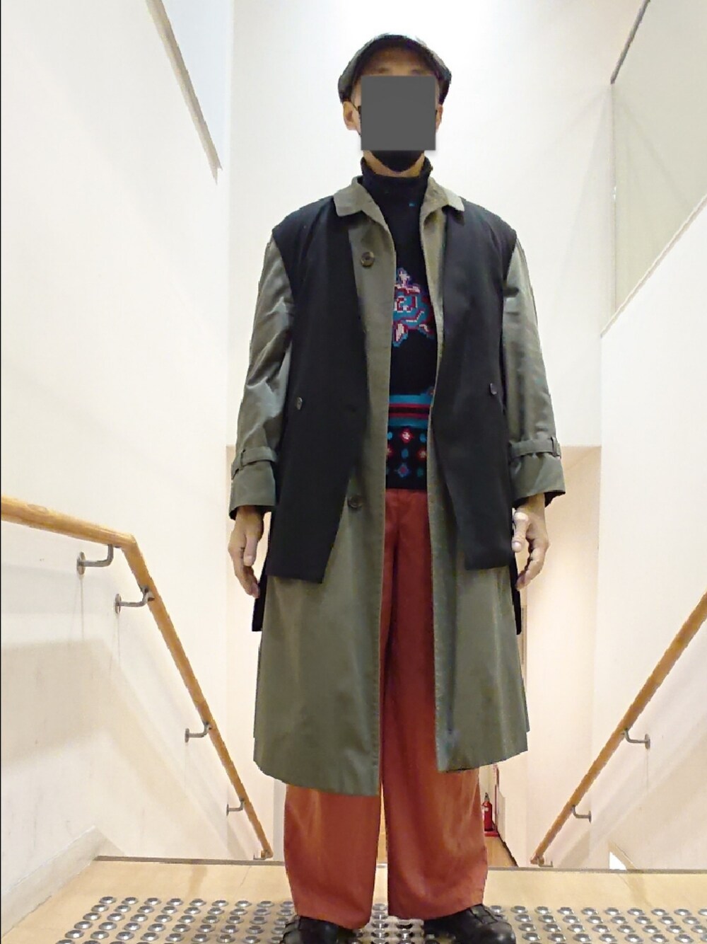 「ハンチング帽、ステンカラーコート、ベスト、柄ニット、スラックス、ワイドパンツ、グルカサンダル、WEGO、ZARA、アクアスキュータム、US古着、コーエン(coen)、BEAMS、カラーコーデ」｜「WEGOのWEGO/フェイクレザーハンチング（ハンチング/ベレー帽、ブラック系）」を使った、たっくんさん（メンズ・176cm）の冬コーディネートの1枚目の写真