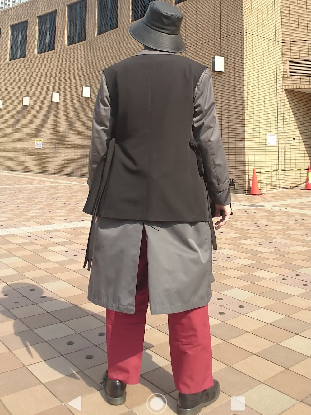 「バケットハット、トレンチコート、柄ニット、カラーパンツ、ドレスシューズ、ベスト、スピンズ、LONDONFOG、ジャーナルスタンダード、ドクターマーチン」|「SPINNSのアイテム(ハット、ブラック系)」を使った、たっくんさん(メンズ・176cm)の春コーディネートの2枚目の写真