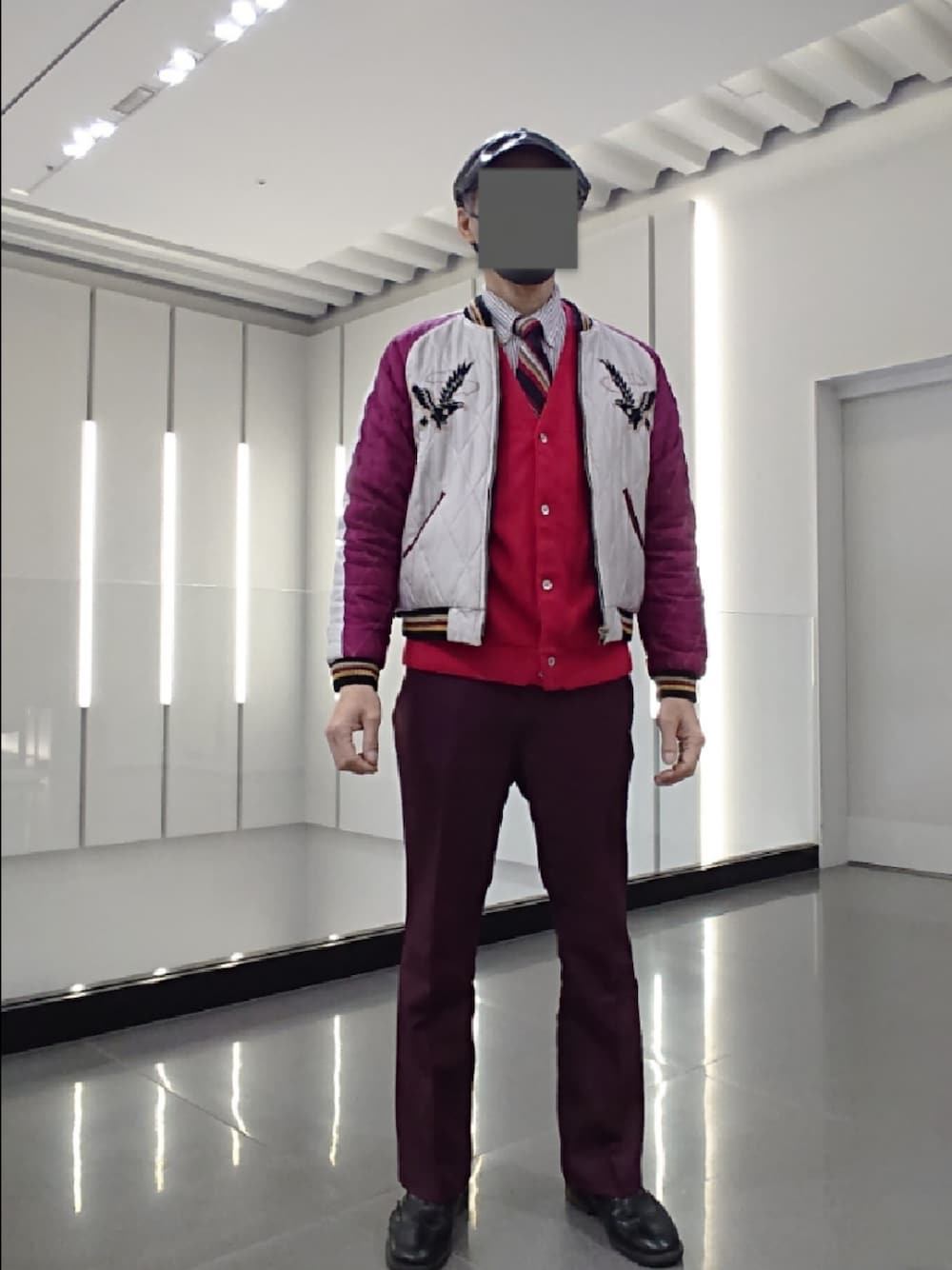「ハンチング帽、スカジャン、ドレスシャツ、ネクタイ、カーディガン、ランチャーパンツ、スラックス、ドレスシューズ、WEGO、TAILOR TOYO、ポロラルフローレン、クリスチャンディオール、IZOD、Wrangler、ドクターマーチン」｜「WEGOのWEGO/フェイクレザーハンチング（ハンチング/ベレー帽、ブラック系）」を使った、たっくんさん（メンズ・176cm）の春コーディネートの1枚目の写真