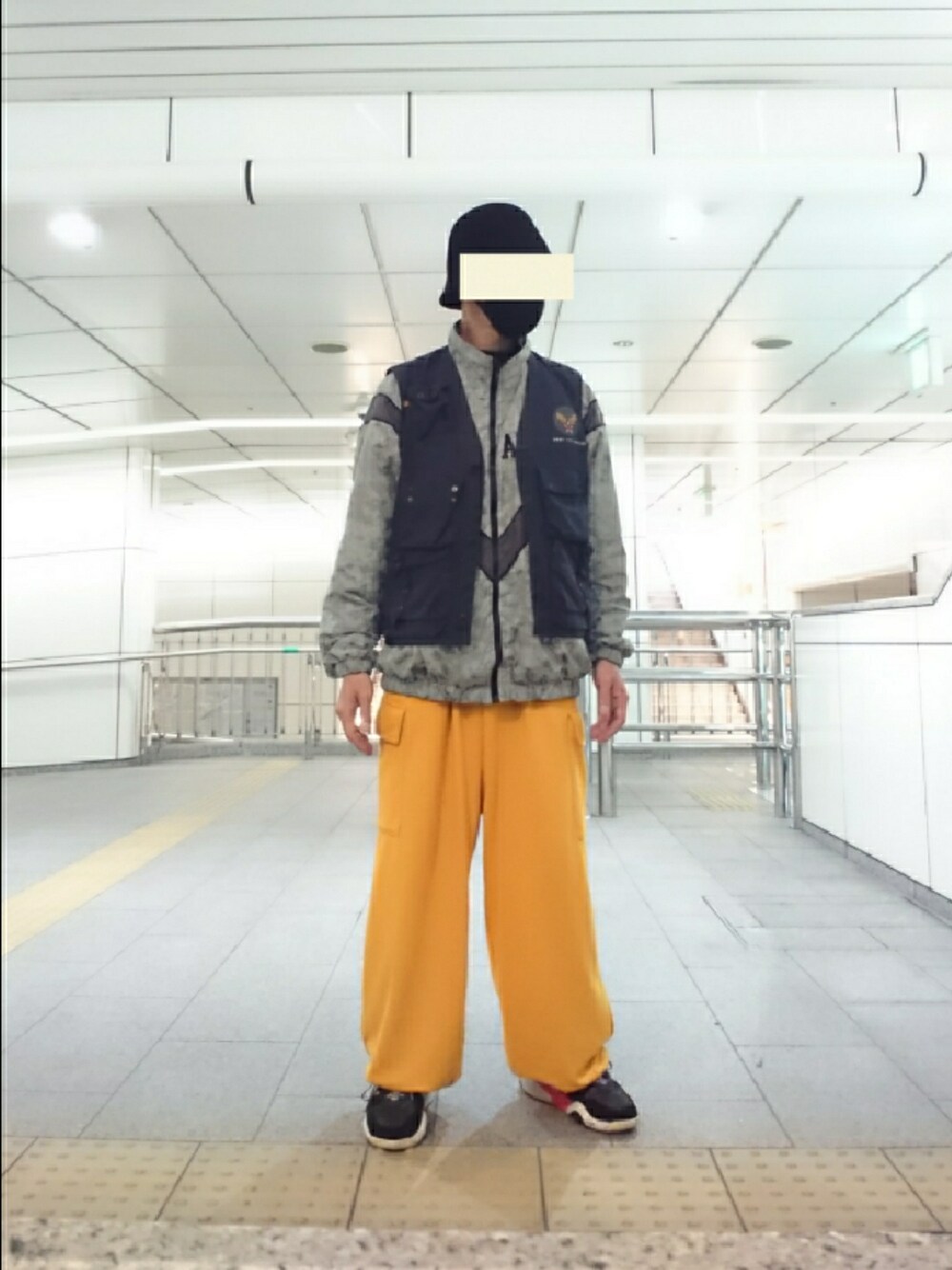 「ハット、ナイロンジャケット、ミリタリーベスト、カーゴパンツ、スウェットパンツ、スニーカー、clear、USARMY、アルファインダストリーズ、スピンズ、アレキサンダーワン×アディダス、ストリート」｜「clearのコーデュロイバケットハット ≪2022AW新作≫（ハット、ブラック系）」を使った、たっくんさん（メンズ・176cm）の春コーディネートの1枚目の写真