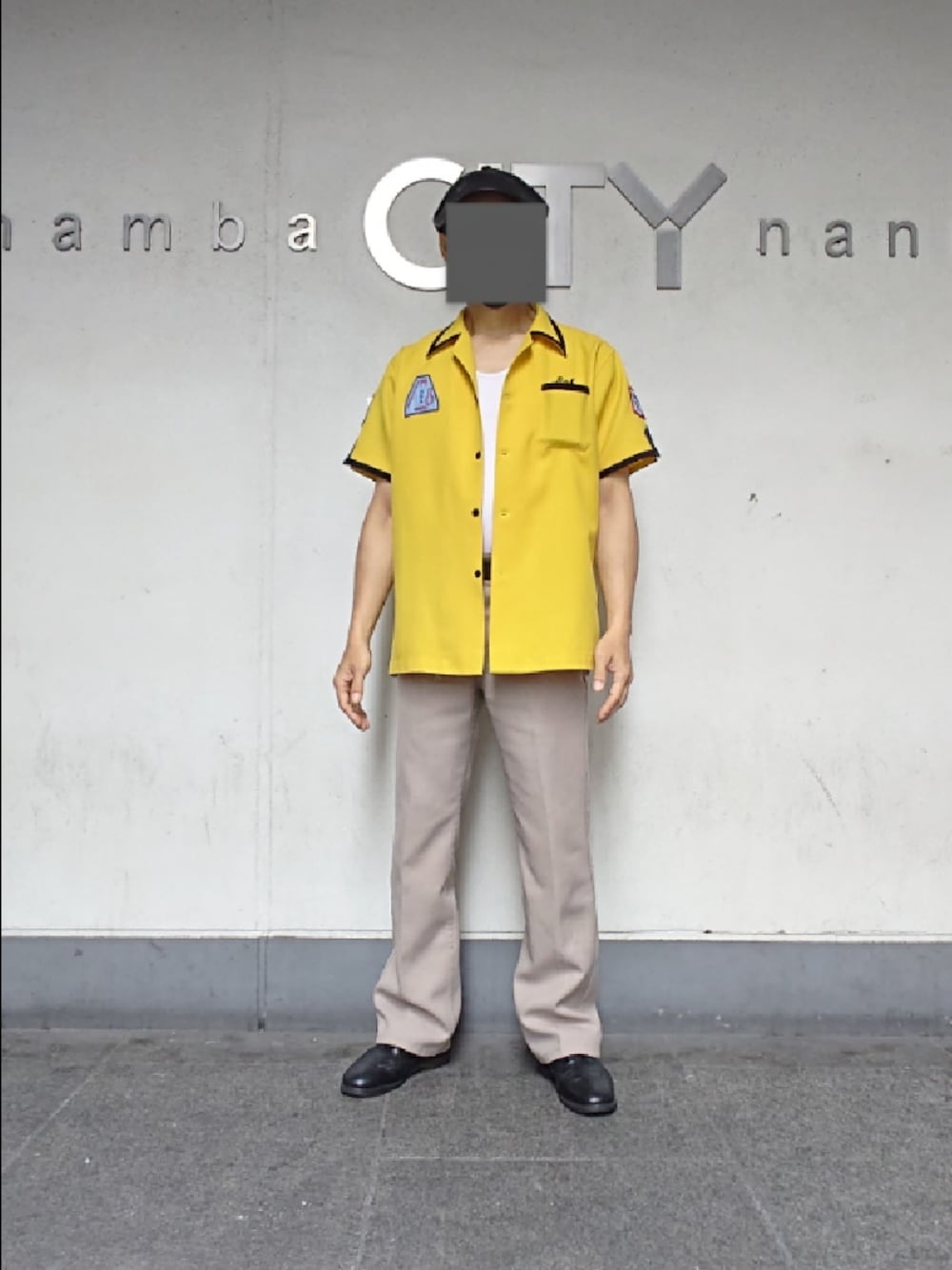 ホワイト系のTシャツ/カットソー、イエロー系のシャツ/ブラウス、ベージュ系のスラックスを着用したメンズの夏コーディネートの1枚目の写真