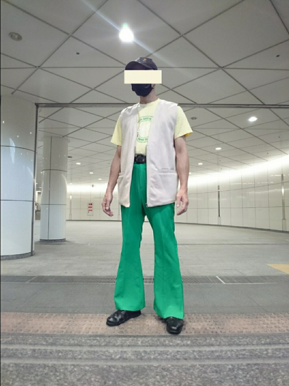 ベージュ系のベスト、グリーン系のその他パンツ、ブラック系のサンダルを着用したメンズの夏コーディネートの1枚目の写真