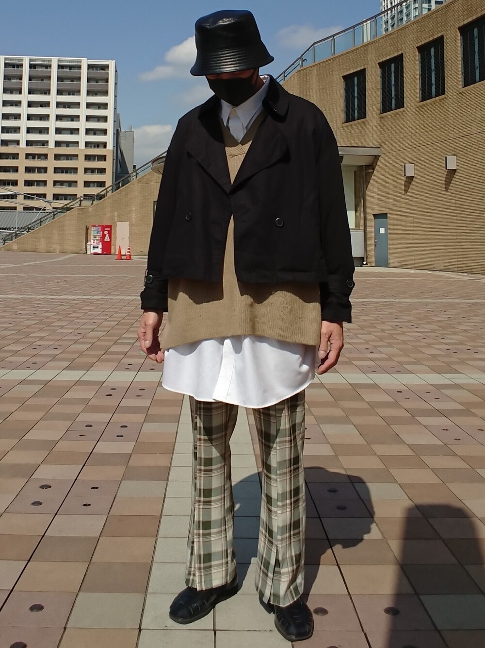 「バケットハット、ショートトレンチ、ニットベスト、ロング丈シャツ、スリットパンツ、チェック柄、WEGO、ITEMS URBANRESEARCH、GU、レトロガール」｜「WEGOのアイテム（ハット、ブラック系）」を使った、たっくんさん（メンズ・176cm）の春コーディネートの1枚目の写真