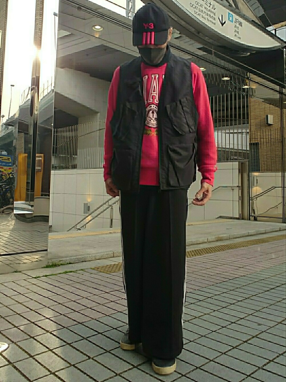 ブラック系のベスト、レッド系のスウェット、ブラック系のその他パンツを着用したメンズの春コーディネートの1枚目の写真