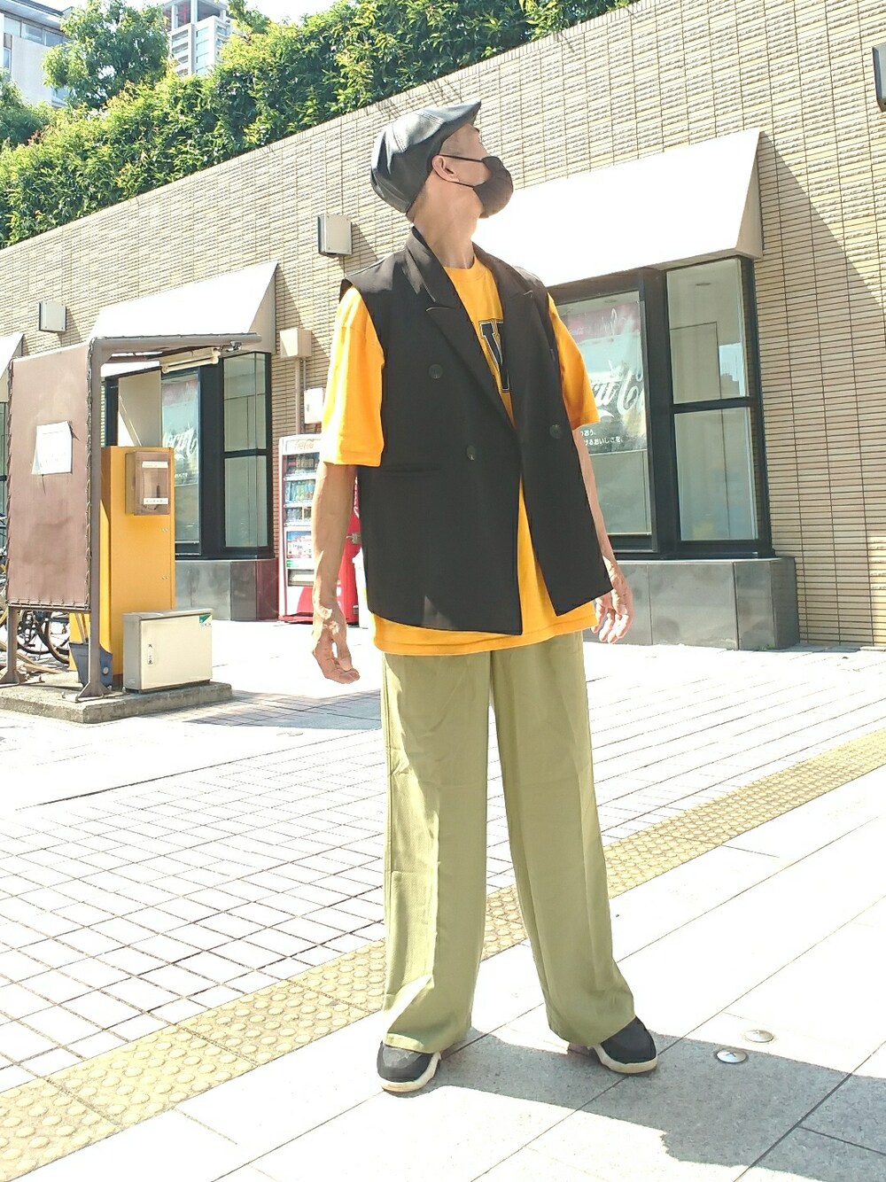 イエロー系のTシャツ/カットソー、ブラック系のベスト、グリーン系のその他パンツを着用したメンズの夏コーディネートの1枚目の写真