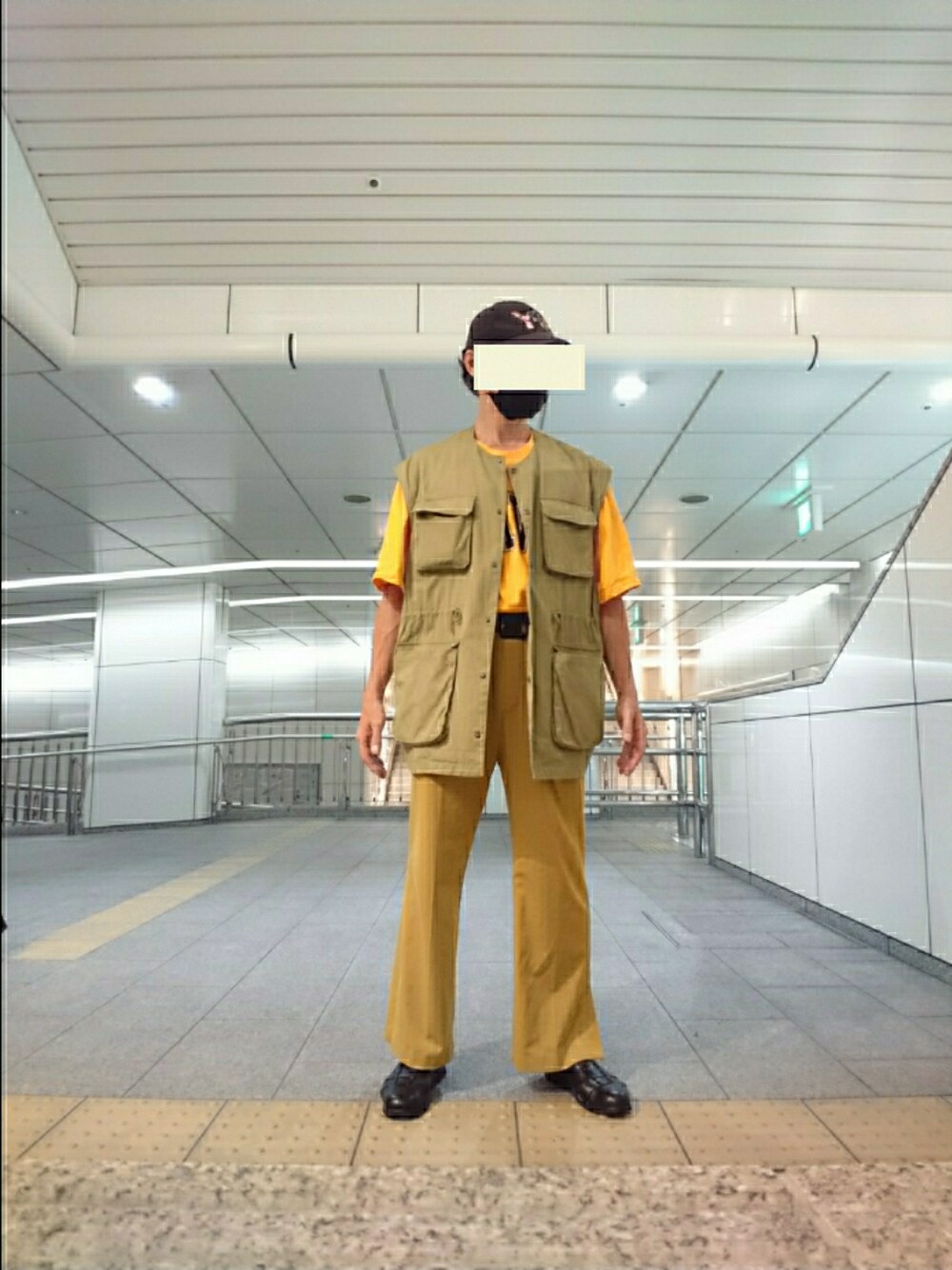 イエロー系のTシャツ/カットソー、グリーン系のベスト、イエロー系のその他パンツを着用したメンズの夏コーディネートの1枚目の写真