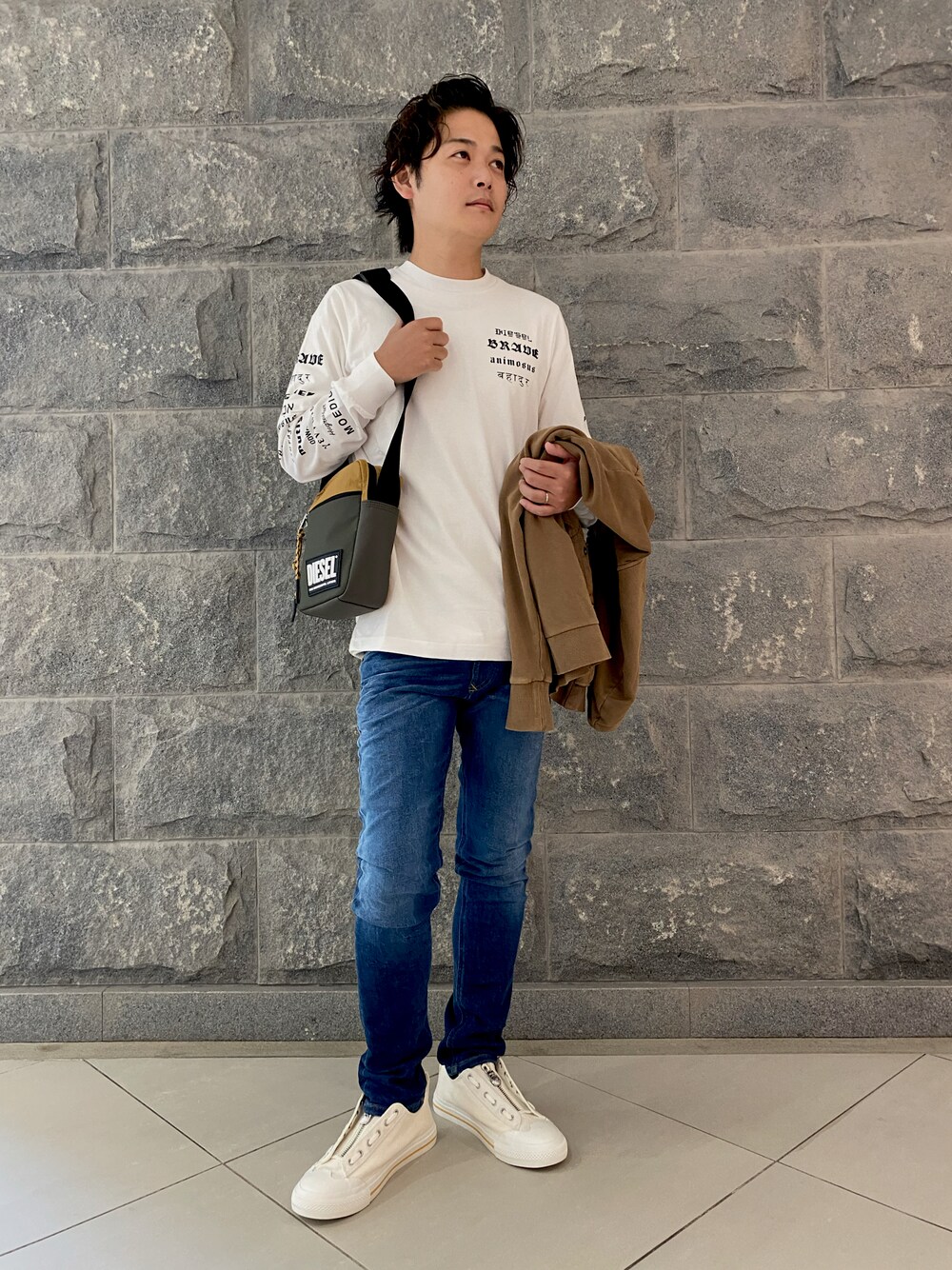 「ミニバッグ、秋トレンド2021」｜「DIESELのメンズ 長袖 カットソー シンプル クルーネック サステナブル（Tシャツ/カットソー、ホワイト系）」を使った、Ko-ta-さん（メンズ・171cm）の夏コーディネートの1枚目の写真
