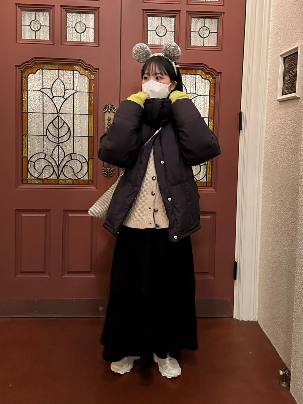 「カジュアルコーデ、ニットコーデ、冬コーデ、オーバーサイズ、低身長女子、モノトーン、スニーカー、シンプル、FIRSTDOWN、SALOMON、BIGOTRE」｜「FirsthandのFIRST DOWN × Firsthand/ファーストダウン 別注Recycled Down Jacket / リサイクルミドルダウンジャケット（ダウンジャケット/コート、ブラック系）」を使った、sayakaさん（レディース・154cm）の冬コーディネートの1枚目の写真