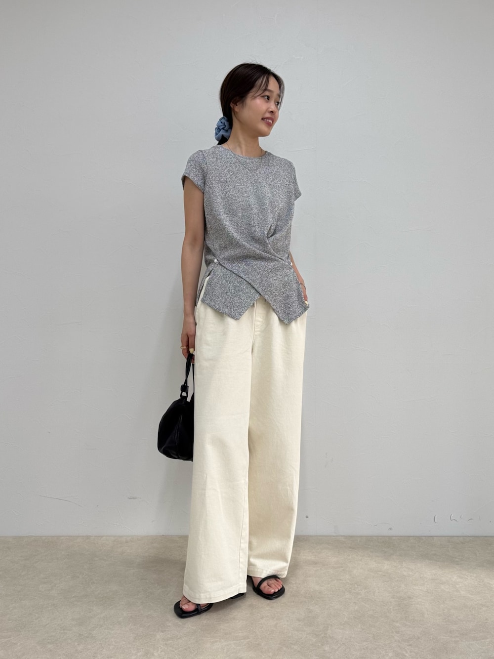 グレー系のTシャツ/カットソー、ホワイト系のその他パンツを着用したレディースの夏コーディネートの1枚目の写真