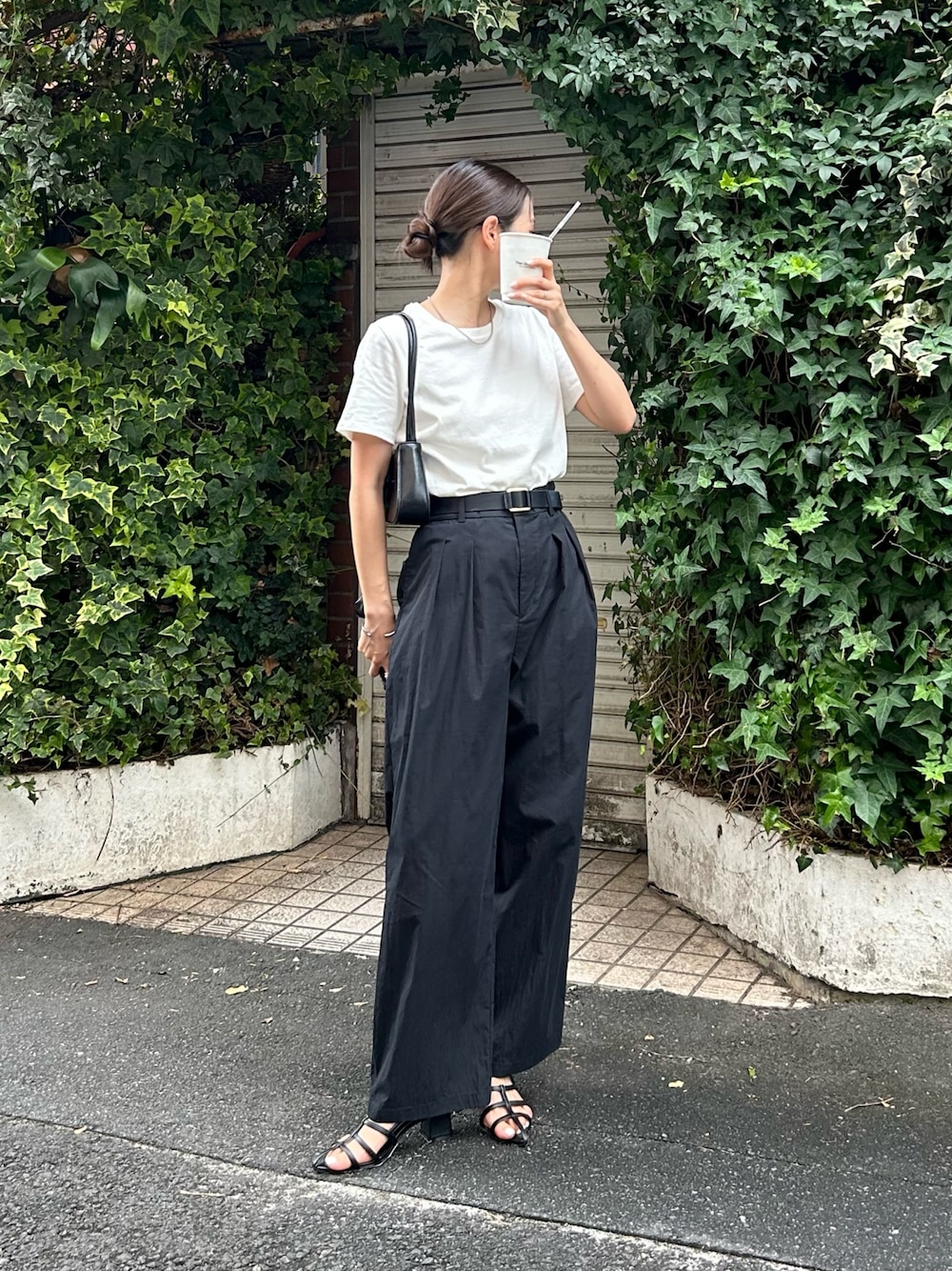 ホワイト系のTシャツ/カットソー、ブラック系のその他パンツを着用したレディースの夏コーディネートの1枚目の写真