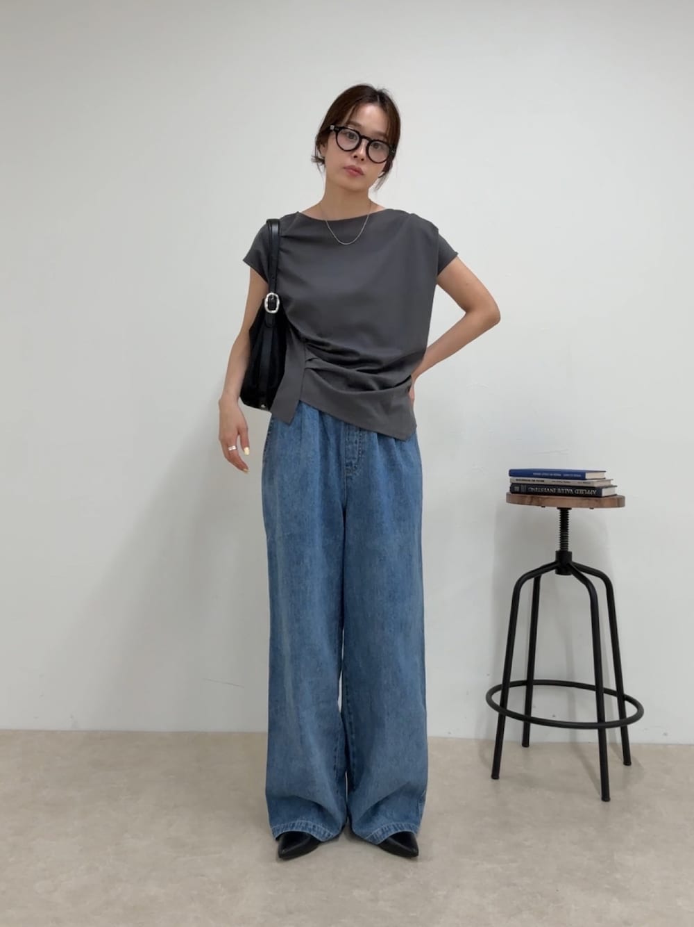 グレー系のTシャツ/カットソー、ブルー系のその他パンツを着用したレディースの夏コーディネートの1枚目の写真