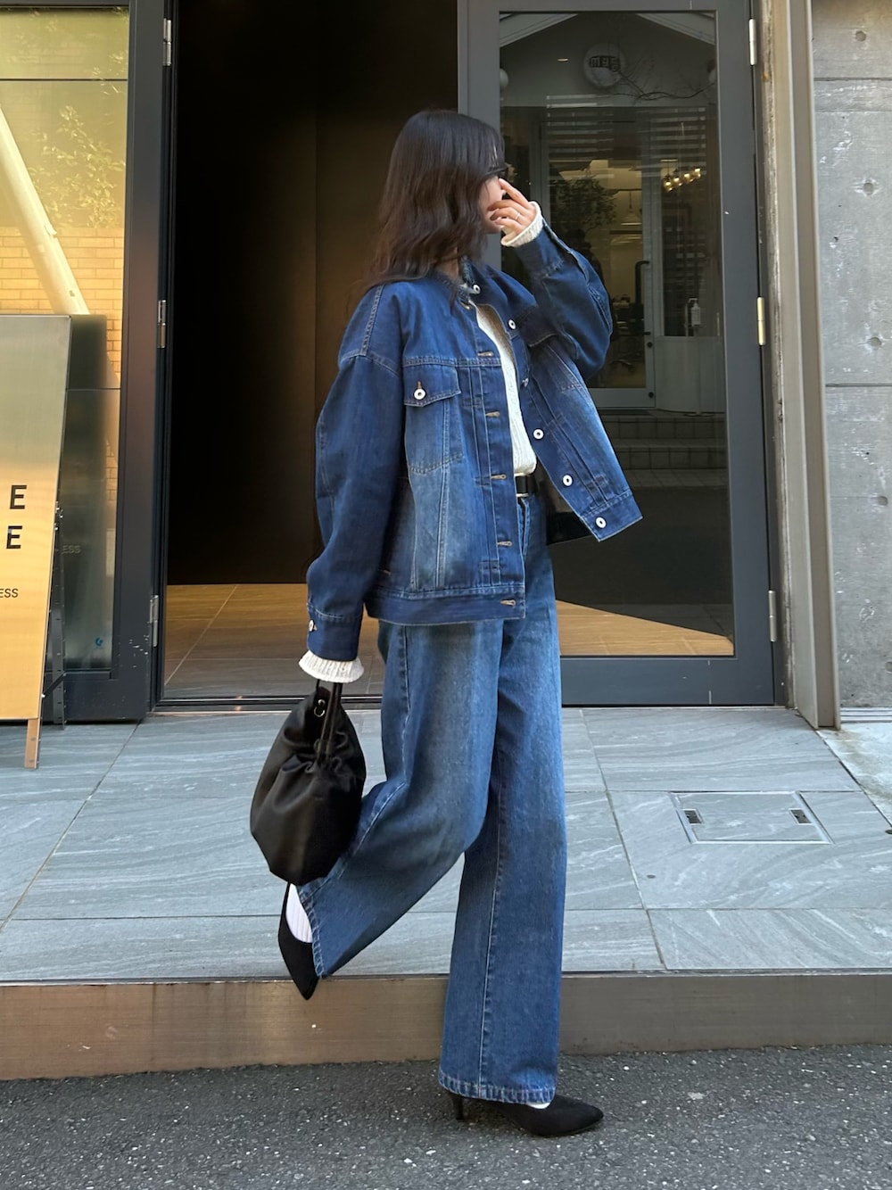 ブルー系のデニムジャケット、ホワイト系のTシャツ/カットソー、ブルー系のデニムパンツを着用したレディースの春コーディネートの1枚目の写真
