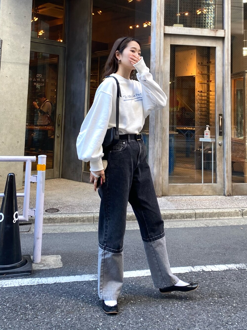 ブラック系のデニムパンツ、ホワイト系のスウェットを着用したレディースの冬コーディネートの1枚目の写真
