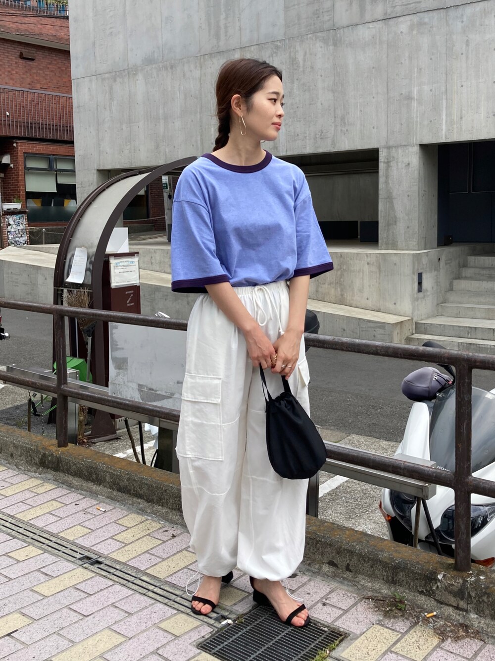 ホワイト系のカーゴパンツ、ブルー系のTシャツ/カットソーを着用したレディースの春コーディネートの1枚目の写真