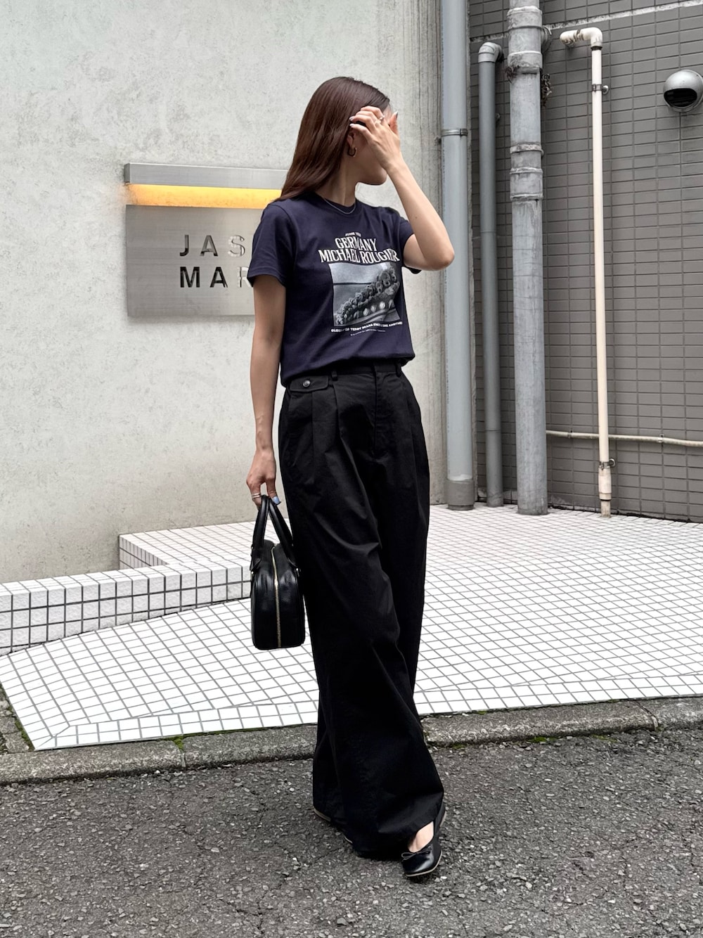 ブルー系のTシャツ/カットソー、ブラック系のその他パンツ、ブラック系のボストンバッグを着用したレディースの夏コーディネートの1枚目の写真