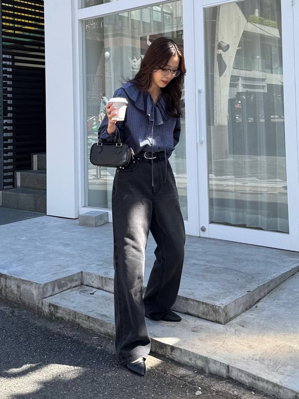 ブルー系のシャツ/ブラウス、ブラック系のデニムパンツを着用したレディースの春コーディネートの1枚目の写真