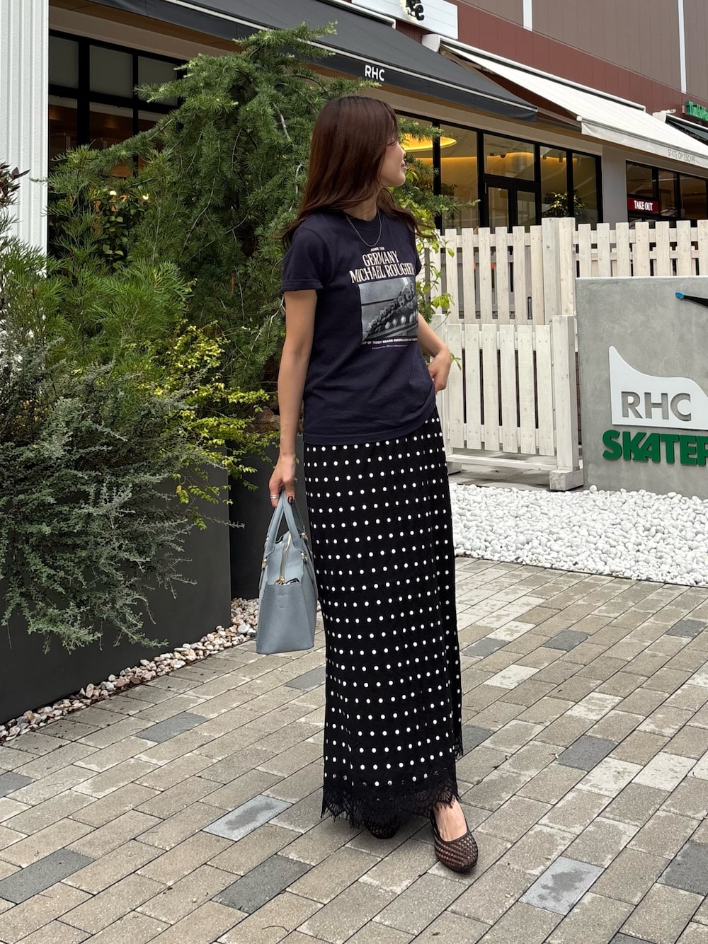 ブルー系のTシャツ/カットソー、ブラック系のスカートを着用したレディースの夏コーディネートの1枚目の写真