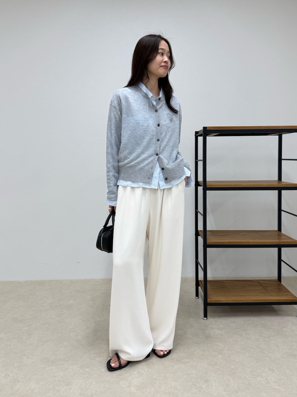 グレー系のカーディガン/ボレロ、ブルー系のシャツ/ブラウス、ホワイト系のその他パンツを着用したレディースの春コーディネートの1枚目の写真