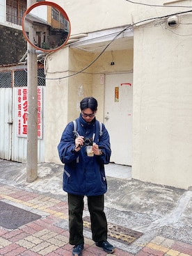 「機能性素材」｜「アイテム（マウンテンパーカー）」を使った、李岳GAKUさん（メンズ・170cm）の秋コーディネート