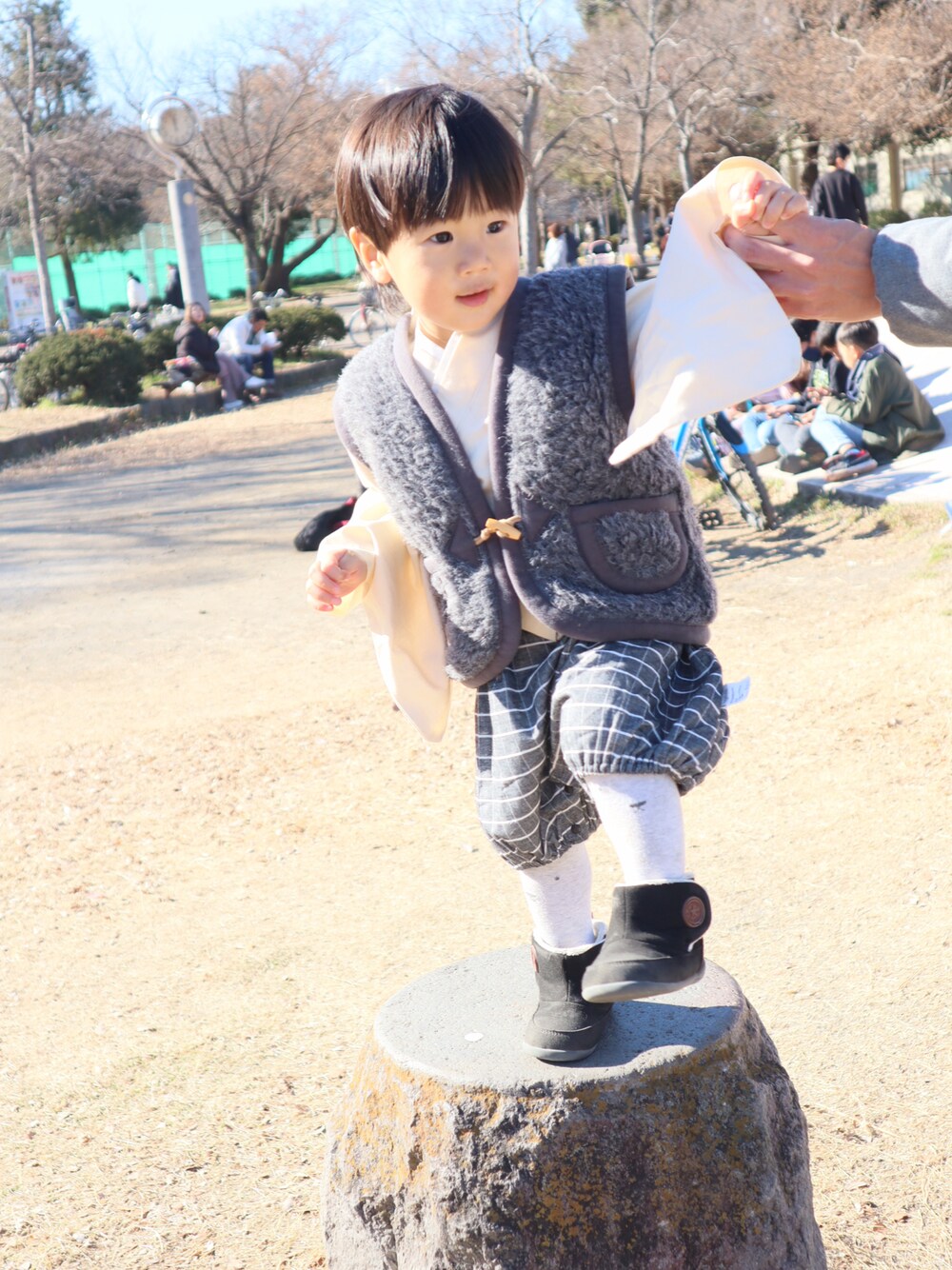 「初詣、むすこーで、海外子供服、ベスト」｜「CONVERSEの《CONVERSE》MINI BOOTS（ブーツ、ブラック系）」を使った、chami0410さん（キッズ・90cm）の冬コーディネートの1枚目の写真