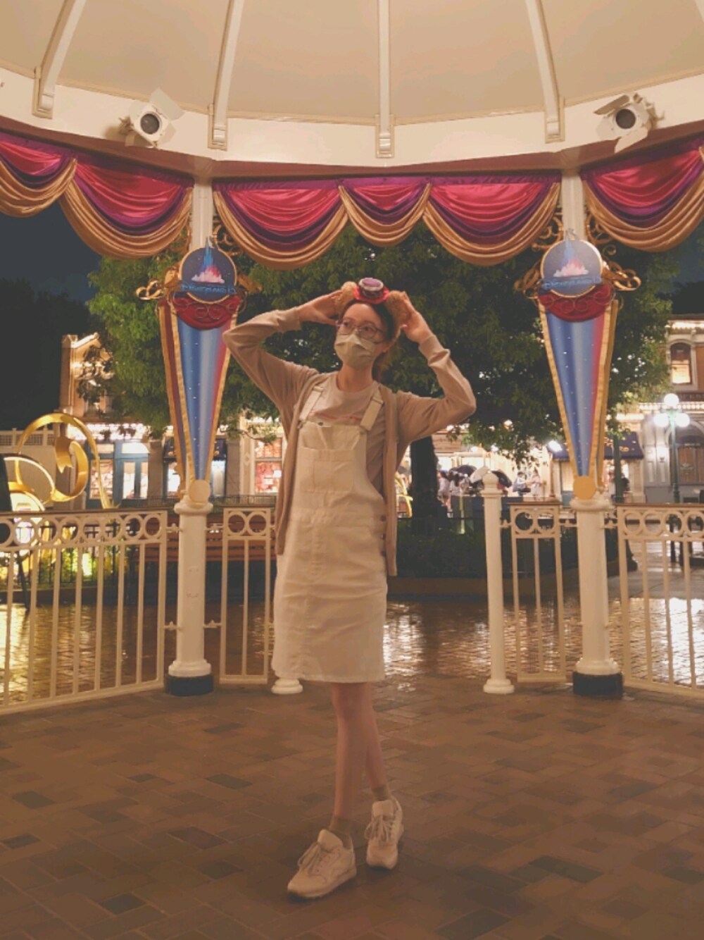 「Disneyland、ディズニー、雨天搭配、夏」｜「UNIQLOのアイテム（カーディガン/ボレロ、ベージュ系）」を使った、Opusyanさん（レディース・164cm）の秋コーディネートの1枚目の写真