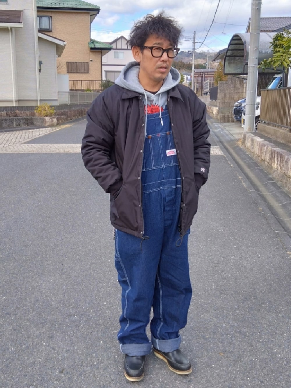 「BLUCO、ROUND HOUSE、Chippewa、オーバーオール、オーバーオールコーデ、休日コーデ、アメカジコーデ、メンズコーデ、ワークスタイル、40代ファッション」｜「Chippewaのアイテム（ブーツ、ブラック系）」を使った、あきらさん（メンズ・170cm）の冬コーディネートの1枚目の写真