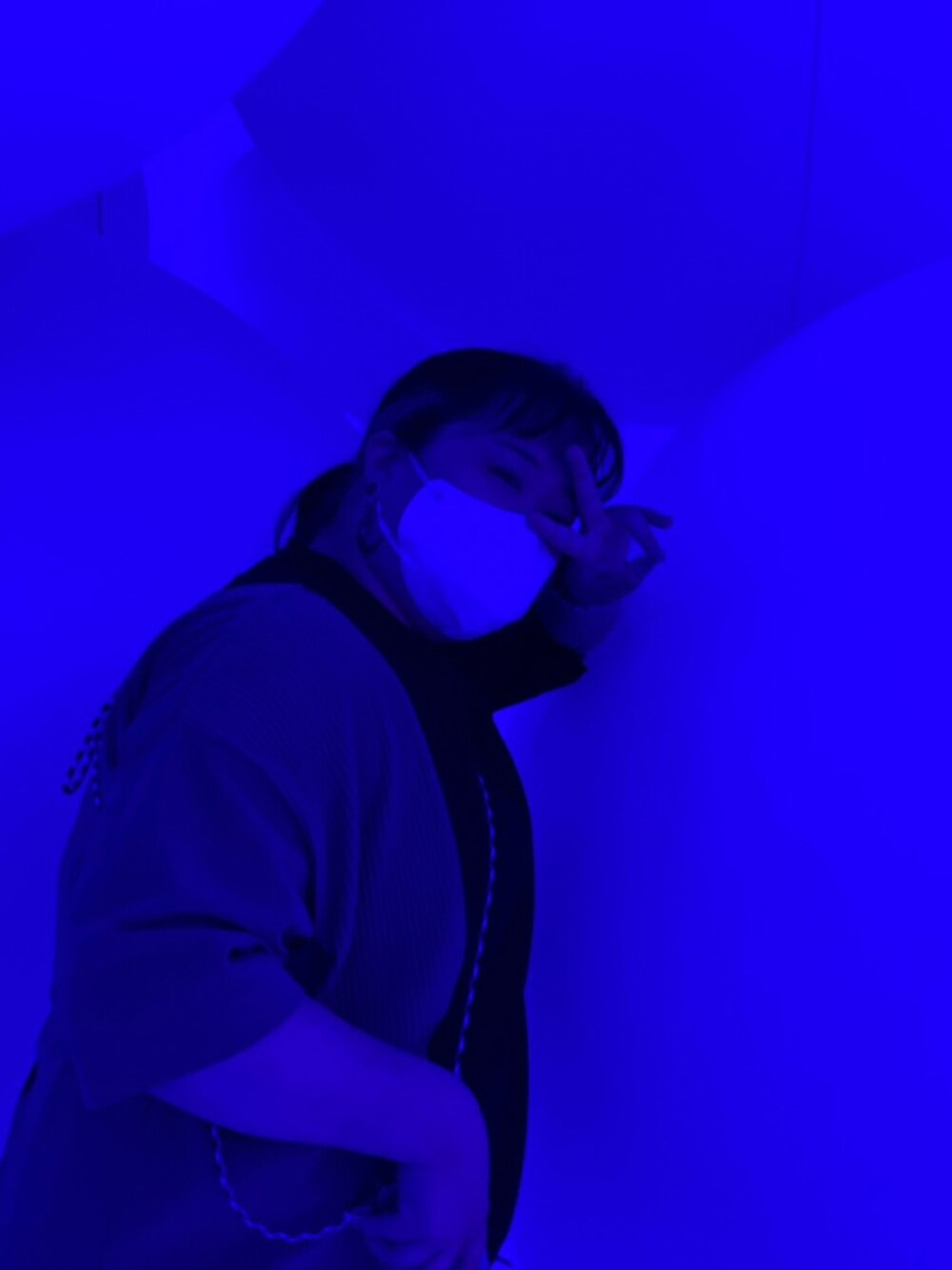 ブラック系のTシャツ/カットソーを着用したレディースの秋コーディネートの1枚目の写真