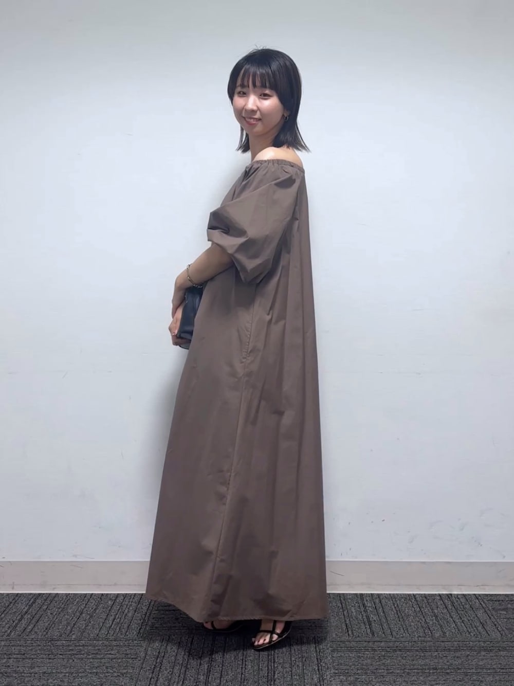「apartbylowrys、アパートバイローリーズ、ワンピース、ワンピーススタイル、サンダル、夏コーデ、秋コーデ、お出かけコーデ、休日スタイル、大人女子、ゆるコーデ、シンプルコーデ」｜「A part byの2WAYオフショルワンピース（ワンピース、ブラウン系）」を使った、ナオさん（レディース・158cm）の夏コーディネートの1枚目の写真