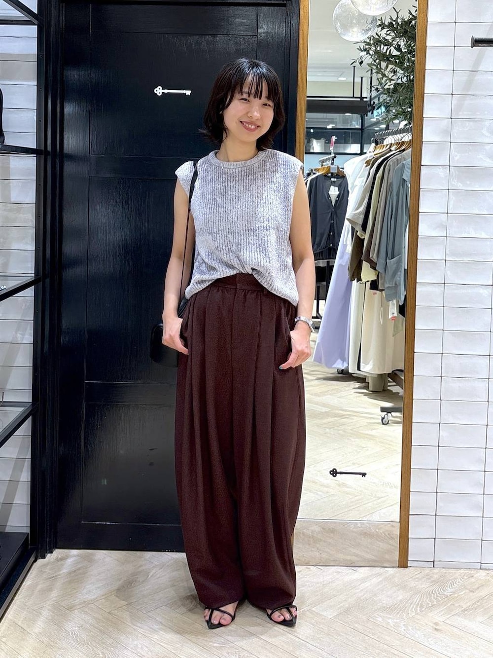 「ニット、ノースリーブ、パンツ、サンダル、ショルダーバッグ、シンプルコーデ、シンプル、夏コーデ、秋コーデ、おでかけ、楽ちんコーデ、カジュアル、ラフ、着痩せ・細見え、休日コーデ」｜「A part byのクロスフラットサンダル（サンダル、ブラック系）」を使った、ナオさん（レディース・158cm）の夏コーディネートの1枚目の写真