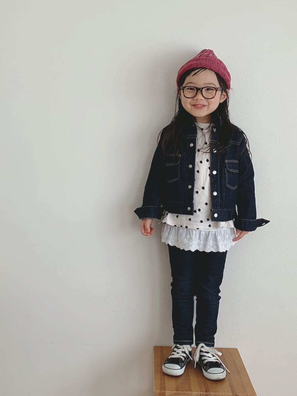 「休日スタイル、キッズファッション、女の子、おんなのこ、春コーデ、デニムオンデニム、LEE、ハイカットスニーカー、4歳、ニット帽」｜「LeeのLee/TAPERED（デニムパンツ、ブルー系）」を使った、ⓗⓜⓝさん（キッズ・100cm）の冬コーディネートの1枚目の写真