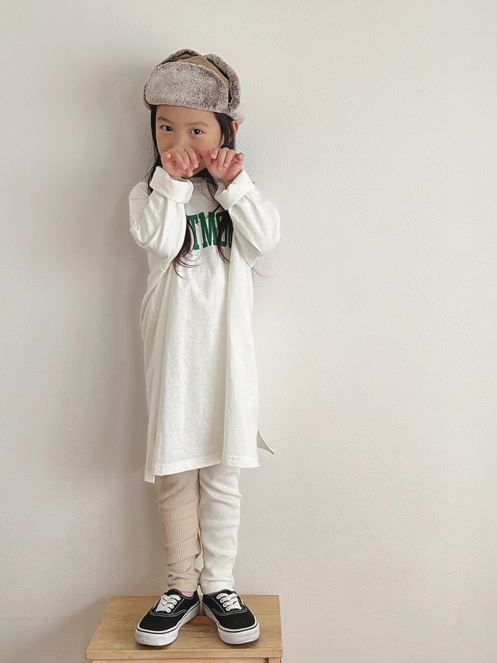 「WEARハロウィン2022、プチプラ、ホワイト、ホワイトコーデ、女の子、5歳、おんなのこ、おばけ、ワンピース、VANS、フライトキャップ」｜「coca（coca）のキッズ 親子お揃いビッグシルエットプリントチュニック（チュニック、ホワイト系）」を使った、ⓗⓜⓝさん（キッズ・100cm）の秋コーディネートの1枚目の写真
