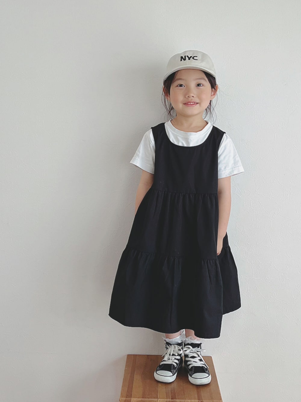 「キッズコーデ、プチプラ、GU、西松屋、女の子、ティアードワンピース、4歳、休日スタイル、おんなのこ、娘コーデ、ごきげんウィーク、シンプルコーデ、モノトーン」｜「GUのアイテム（ワンピース、ブラック系）」を使った、ⓗⓜⓝさん（キッズ・100cm）の春コーディネートの1枚目の写真