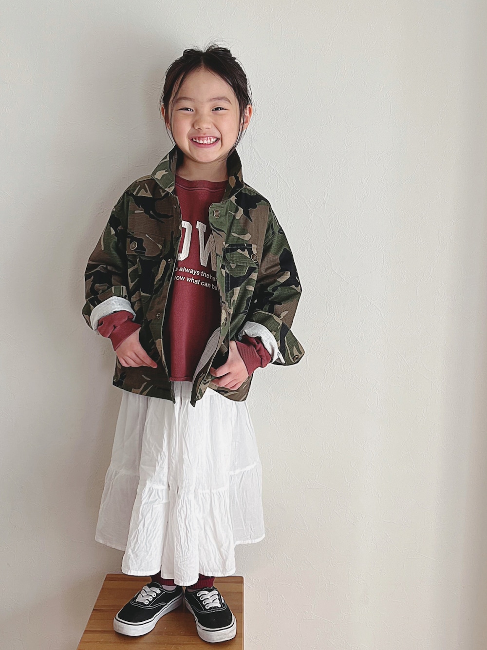 「カモフラ、迷彩、女の子、おんなのこ、ロングスカート、5歳、キッズコーデ、ロゴスウェット、休日スタイル」｜「coca（coca）のキッズ 迷彩柄 ポケットデザイン ジャケット（ミリタリージャケット、グリーン系）」を使った、ⓗⓜⓝさん（キッズ・100cm）の冬コーディネートの1枚目の写真