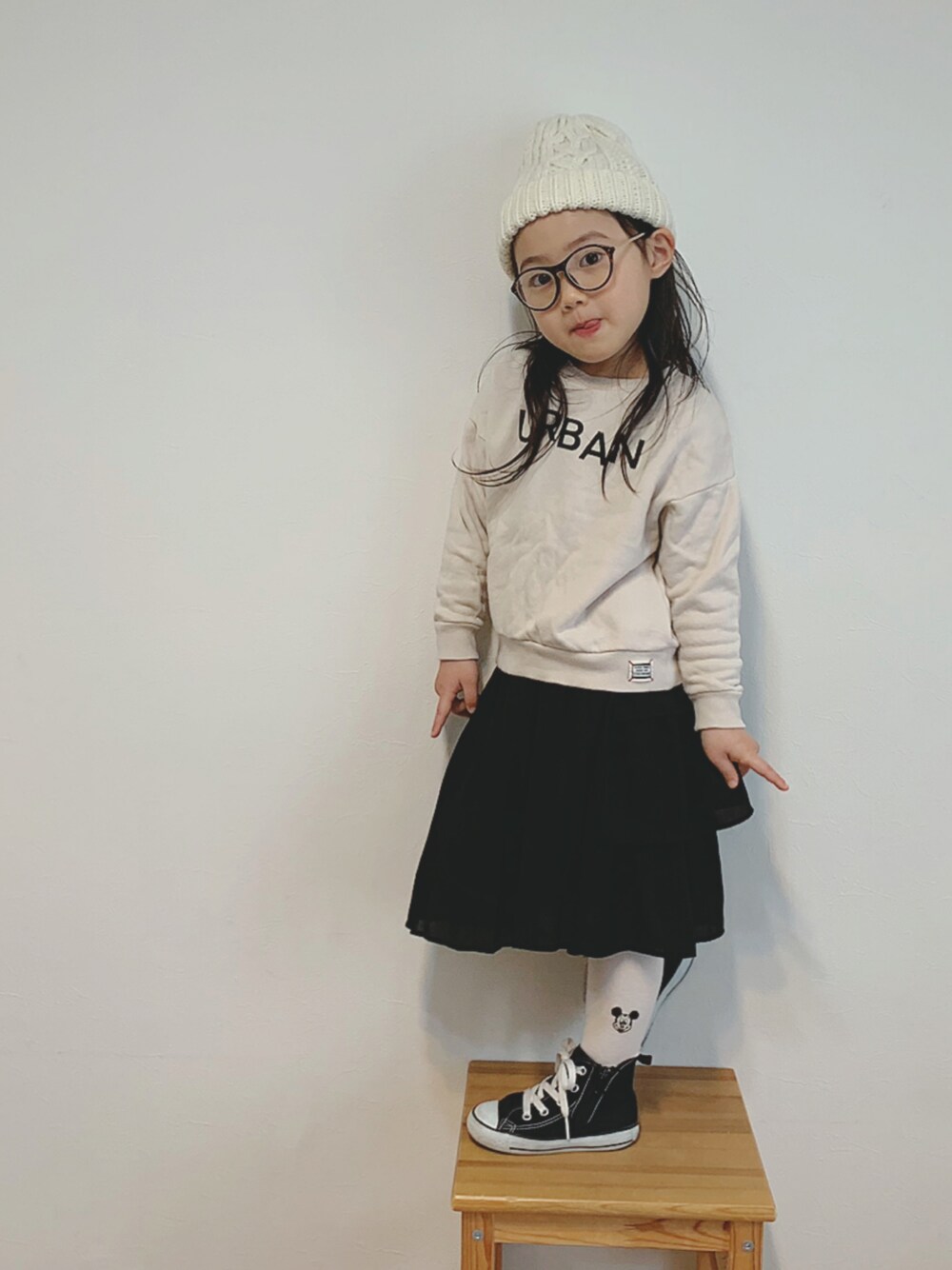「キッズコーデ、カジュアルコーデ、4歳、女の子、おんなのこ、休日スタイル、むすこーで、モノトーン、シンプル」｜「Otonatoのプリーツティアードスカート【親子でおそろいリンクコーデ】（スカート、ブラック系）」を使った、ⓗⓜⓝさん（キッズ・100cm）の冬コーディネートの1枚目の写真