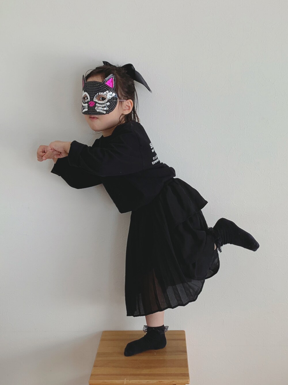 「wearhalloween2021、4歳、女の子、ハロウィン、ハロウィンコーデ、キッズファッション、オールブラック、黒、ブラック」｜「GUのアイテム（Tシャツ/カットソー、ホワイト系）」を使った、ⓗⓜⓝさん（キッズ・100cm）の秋コーディネートの1枚目の写真