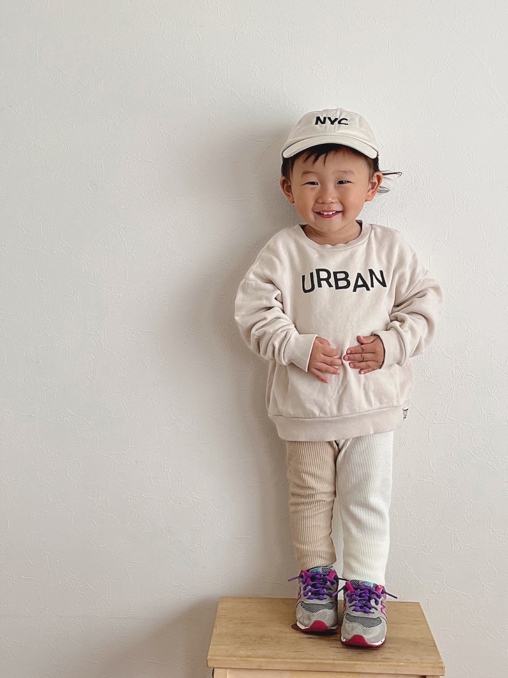 「プチプラ、男の子コーデ、1歳、おとこのこ、弟、ホワイト、冬コーデ、ホワイトコーデ」｜「BREEZEのベーシックロゴトレーナー（スウェット、ホワイト系）」を使った、ⓗⓜⓝさん（キッズ・80cm）の秋コーディネートの1枚目の写真
