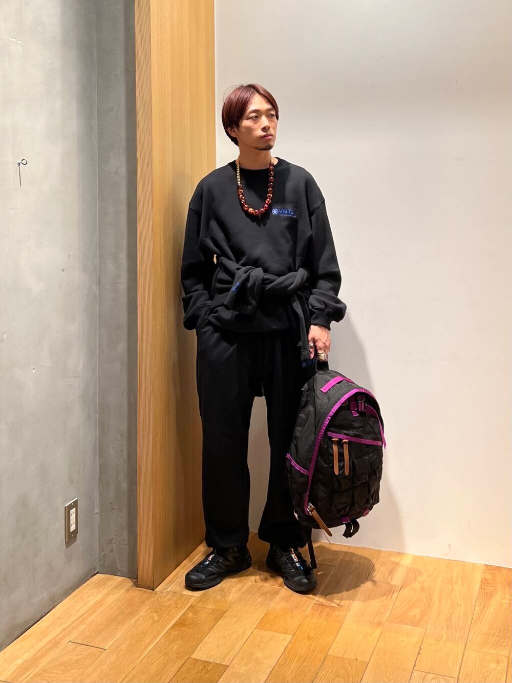 ブラック系のスウェット、ブラック系のその他パンツ、ブラック系のブルゾンを着用したメンズの冬コーディネートの1枚目の写真