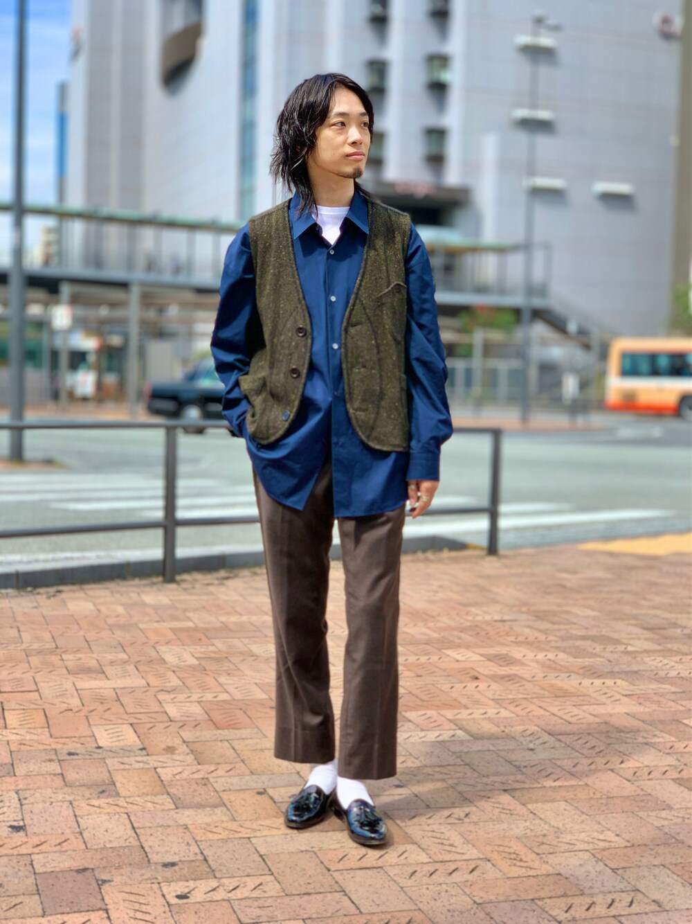 ブルー系のシャツ/ブラウス、ブラウン系のベスト、ホワイト系のTシャツ/カットソーを着用したメンズの秋コーディネートの1枚目の写真