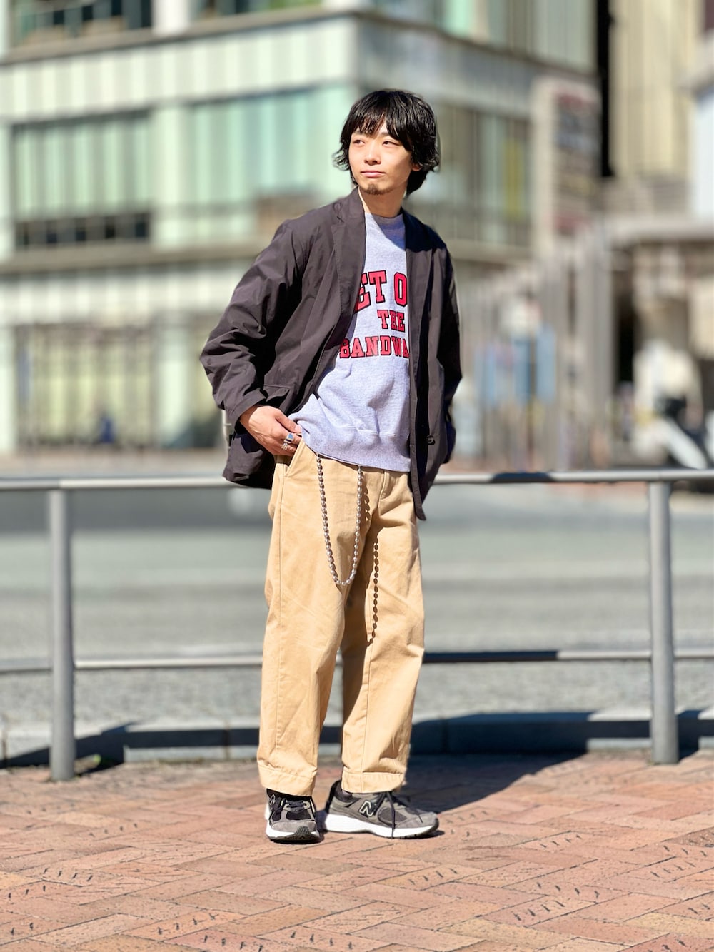 「秋冬コーデ、ゆるコーデ、きれいめカジュアル、アメカジ、休日スタイル、ストリート、ビッグシルエット、オーバーサイズ、テーラードジャケット、ダブルジャケット、スウェット、ロゴスウェット、カラーパンツ、チノパン、ワイドパンツ」｜「URBAN RESEARCHのバイオストレッチWジャケット（テーラードジャケット、ブルー系）」を使った、UR_SkmK.さん（メンズ・167cm）の秋コーディネートの1枚目の写真