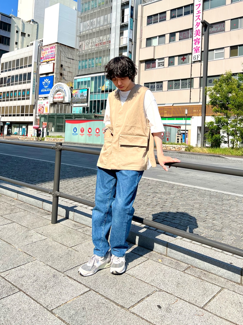 ホワイト系のTシャツ/カットソー、ブルー系のデニムパンツ、グレー系のスニーカーを着用したメンズの夏コーディネートの1枚目の写真
