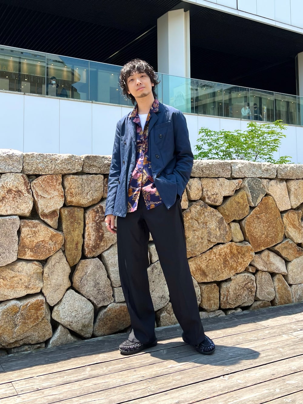 ブルー系のテーラードジャケット、その他のシャツ/ブラウス、ブラック系のその他パンツを着用したメンズの春コーディネートの1枚目の写真