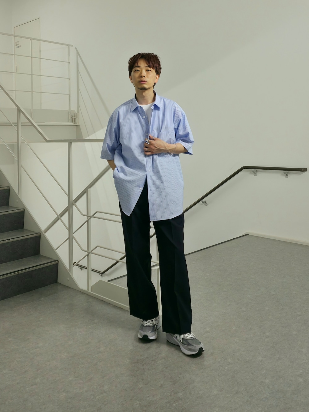 「柄シャツ、レイヤードスタイル、ワイドパンツ、シャツスタイル、白Tシャツ、淡色コーデ、シンプルコーデ、きれいめカジュアル、休日スタイル、スニーカー、Tシャツ、お出かけコーデ、低身長コーデ、モノトーン、デートコーデ」｜「URBAN RESEARCHのnew basic　THOMAS MASON SHORT-SLEEVE OVER SHIRTS（シャツ/ブラウス、その他）」を使った、UR_SkmK.さん（メンズ・167cm）の春コーディネートの1枚目の写真