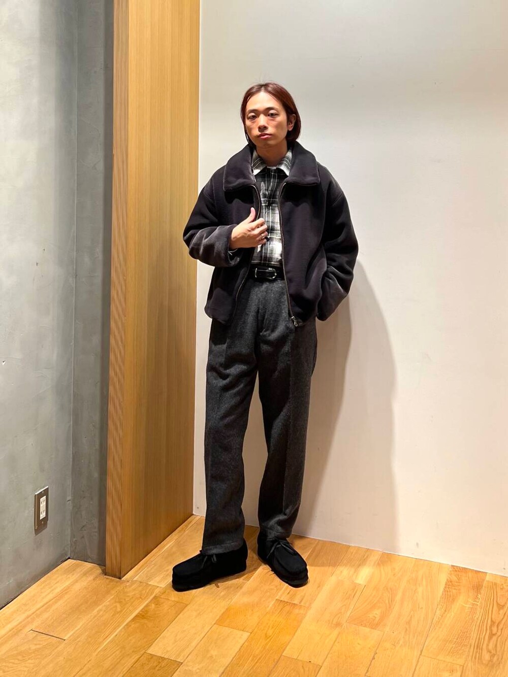 グレー系のスラックス、ブラック系のその他シューズ、グレー系のその他アウターを着用したメンズの冬コーディネートの1枚目の写真
