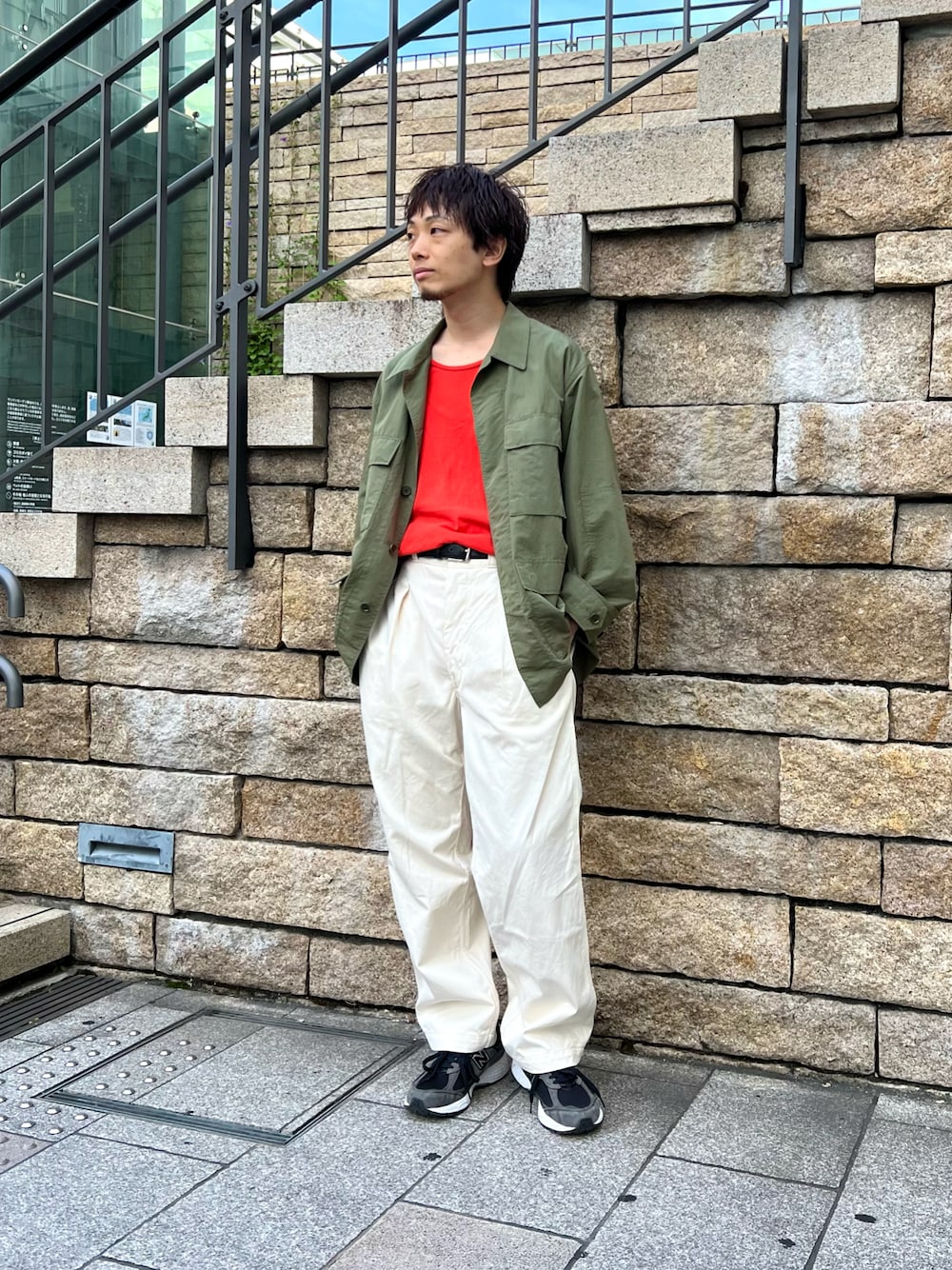 「シンプルコーデ、大人カジュアル、きれいめカジュアル、ストリート、ミリタリー、ゆるコーデ、休日スタイル、ビッグシルエット、タックイン、ジャケットスタイル、オレンジ、ワイドパンツ、チノパン、ホワイトパンツ、スニーカーコーデ」｜「FREEMANS SPORTING CLUBのFREEMANS SPORTING CLUB　COMBAT JACKET（ミリタリージャケット、グリーン系）」を使った、UR_SkmK.さん（メンズ・167cm）の秋コーディネートの1枚目の写真