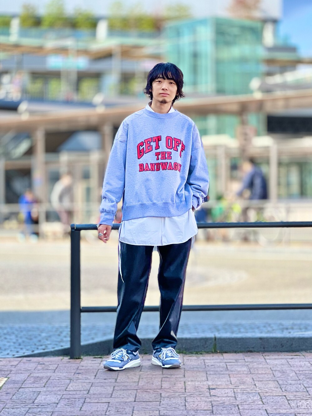 グレー系のスウェット、ホワイト系のシャツ/ブラウス、ブラック系のその他パンツを着用したメンズの秋コーディネートの1枚目の写真