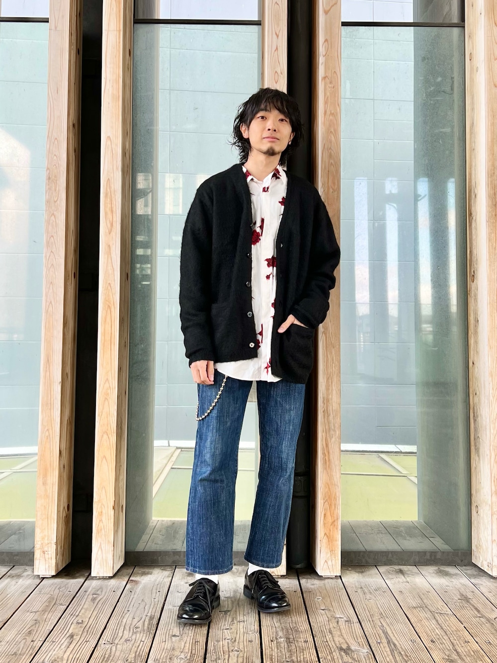 「クリスマスに着たい服、冬コーデ、きれいめカジュアル、古着MIX、柄シャツ、花柄、デニムパンツ、休日スタイル、ストリート、マイベストコーデ2021、あったかコーデ、フレアパンツ、革靴、カーディガン、モヘアニット」｜「URBAN RESEARCHのモヘアカーディガン（カーディガン/ボレロ、ブラック系）」を使った、UR_SkmK.さん（メンズ・167cm）の冬コーディネートの1枚目の写真