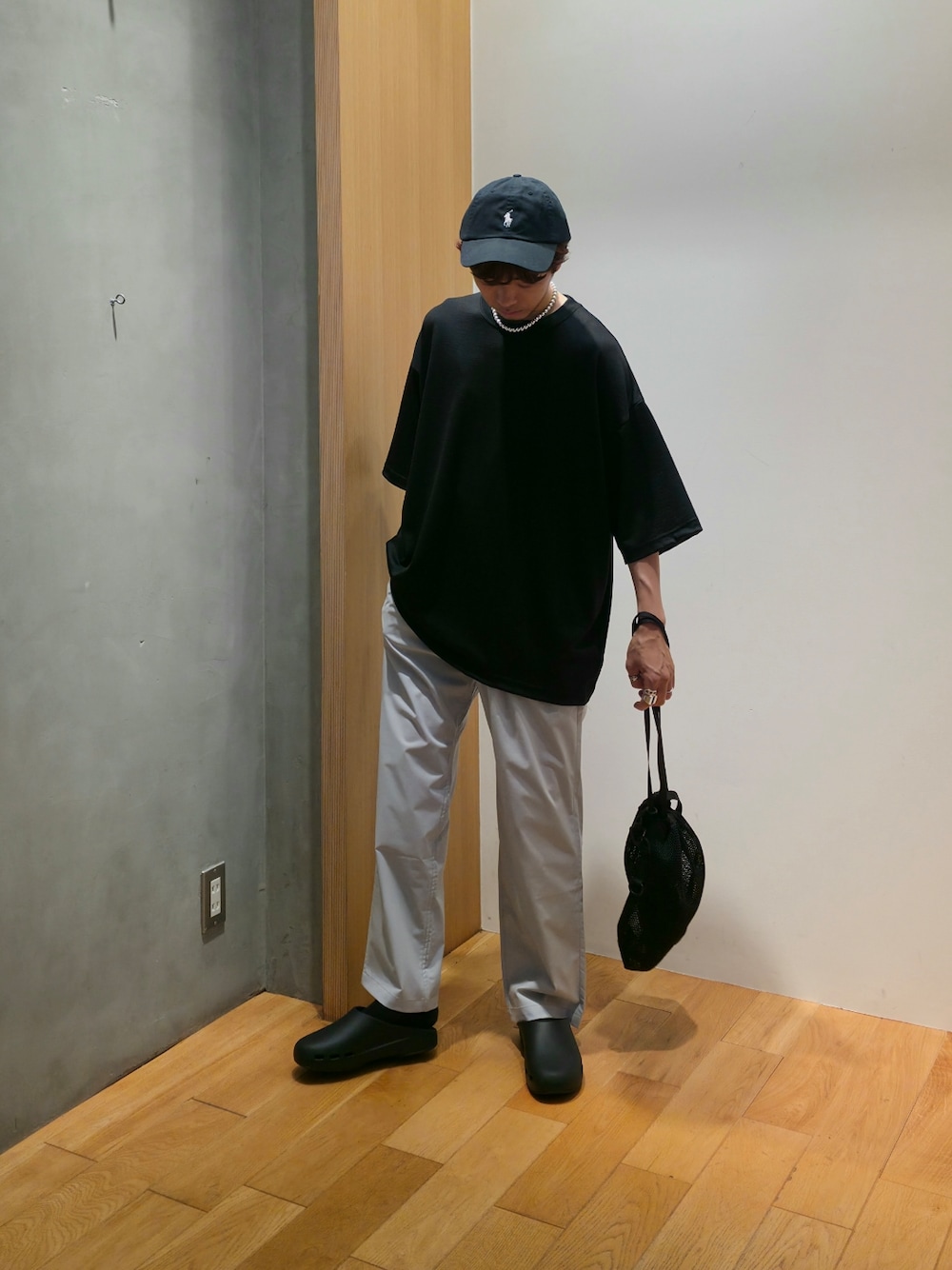 「スポーツミックス、サンダル、黒Tシャツ、雨の日コーデ、モノトーン、デートコーデ、淡色コーデ、キャップ、きれいめカジュアル、レイヤードスタイル、Tシャツ、夏コーデ、ショルダーバッグ、ブラックコーデ、大人カジュアル」｜「URBAN RESEARCHのnew basic　ウォッシャブルメリノウールショートスリーブTシャツ（Tシャツ/カットソー、ブラック系）」を使った、UR_SkmK.さん（メンズ・167cm）の夏コーディネートの1枚目の写真