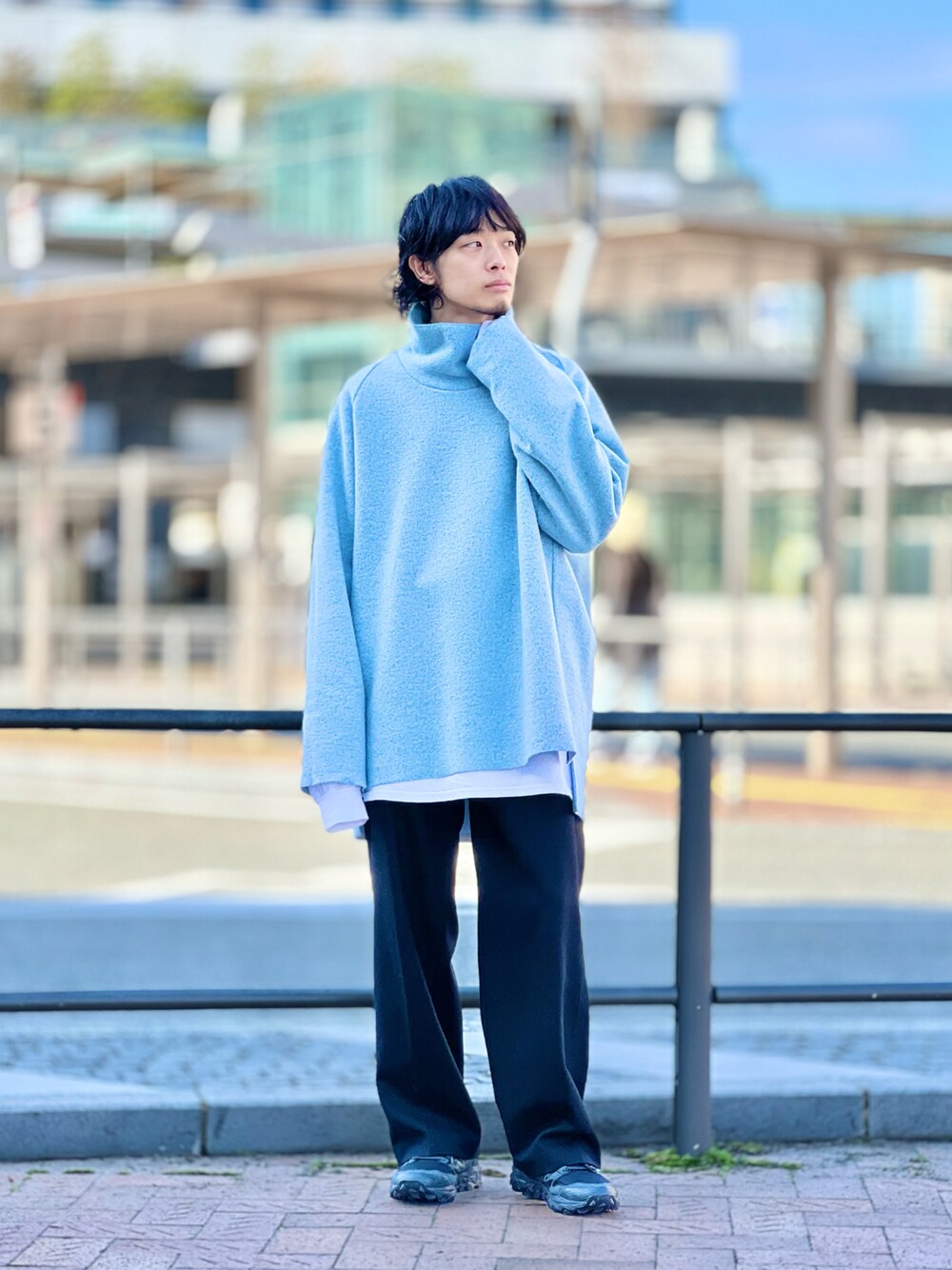 ブルー系のニット/セーター、ホワイト系のTシャツ/カットソー、ブラック系のその他パンツを着用したメンズの冬コーディネートの1枚目の写真